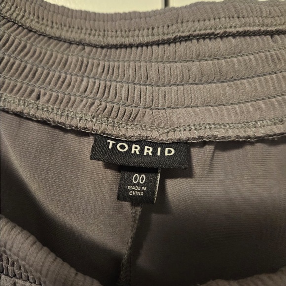 Torrid Grey Blouse with Flutter Sleeve size 00 - Picture 2 of 3